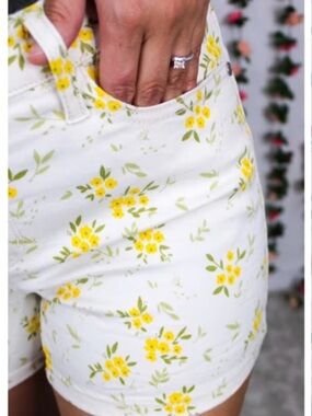 Blooming Buttercup Shorts (NWT) Cream & Yellow Floral, Size Small *stretchy
